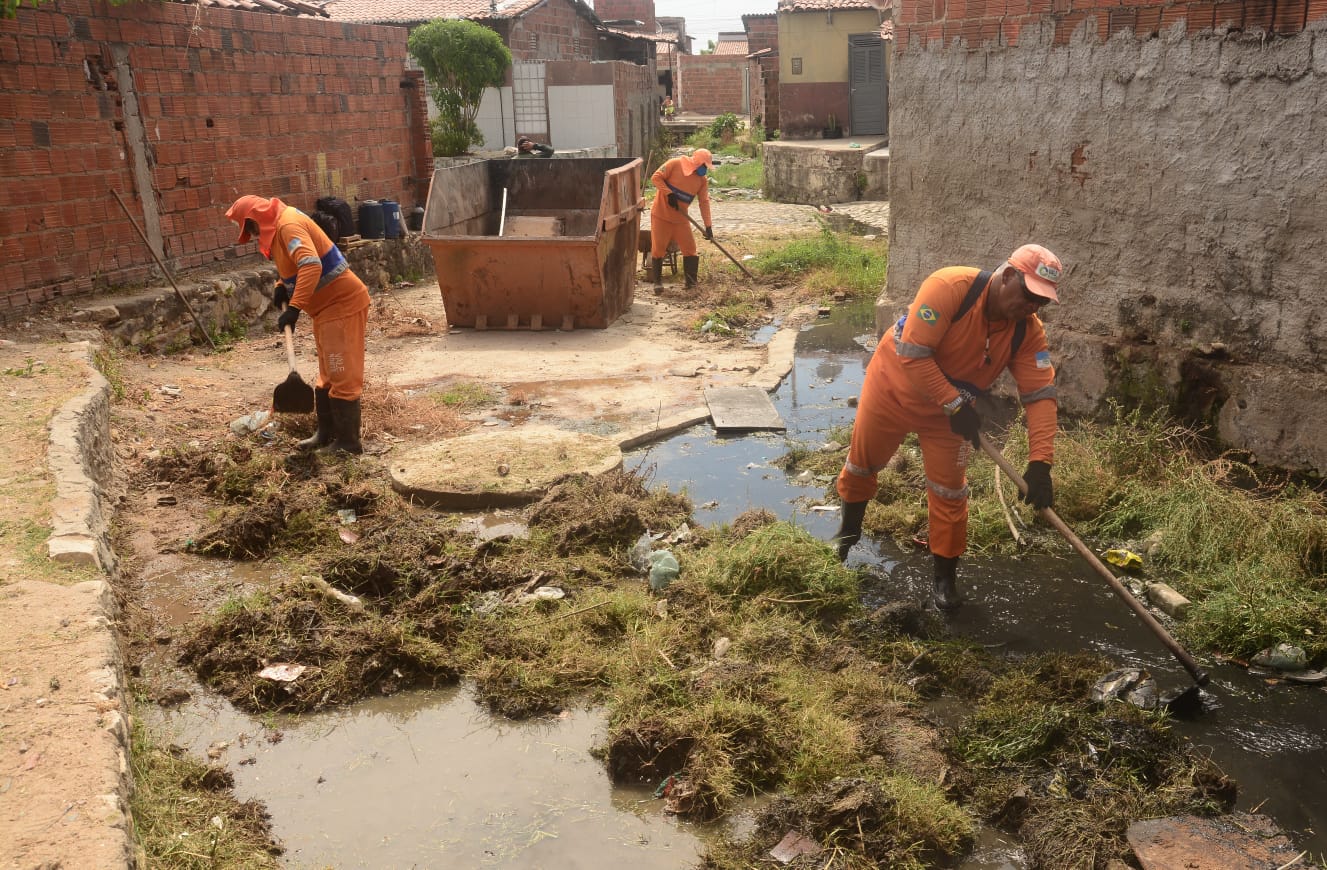 Prefeitura intensifica limpeza de canais em preparação para o período de chuvas