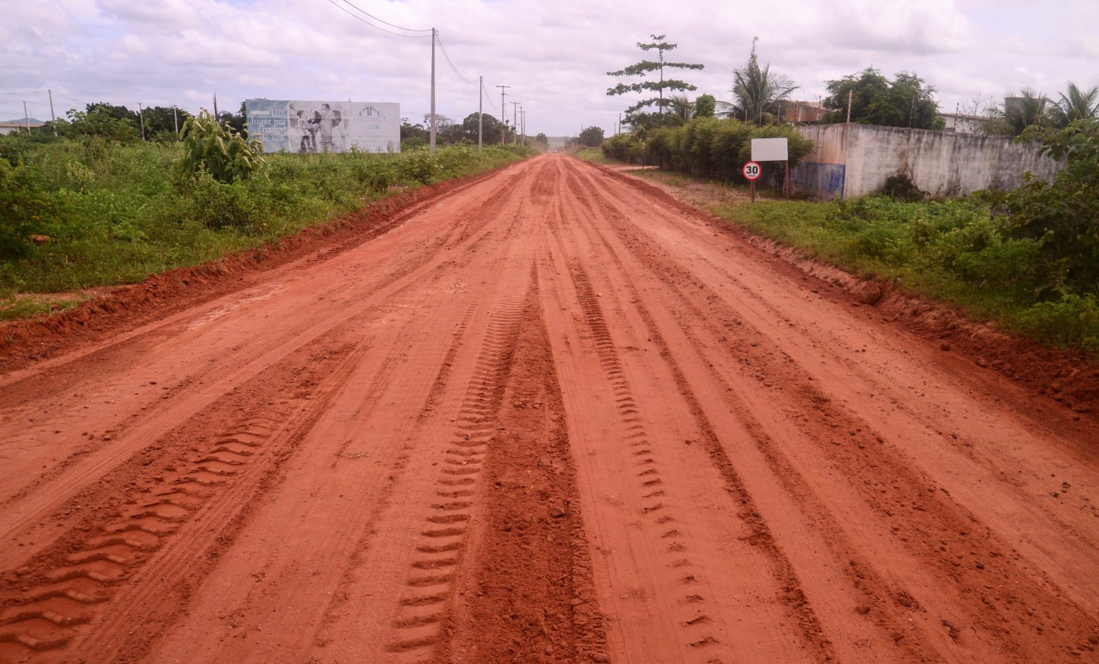 Prefeitura de Mossoró realiza terraplenagem na estrada de acesso a Alagoinha