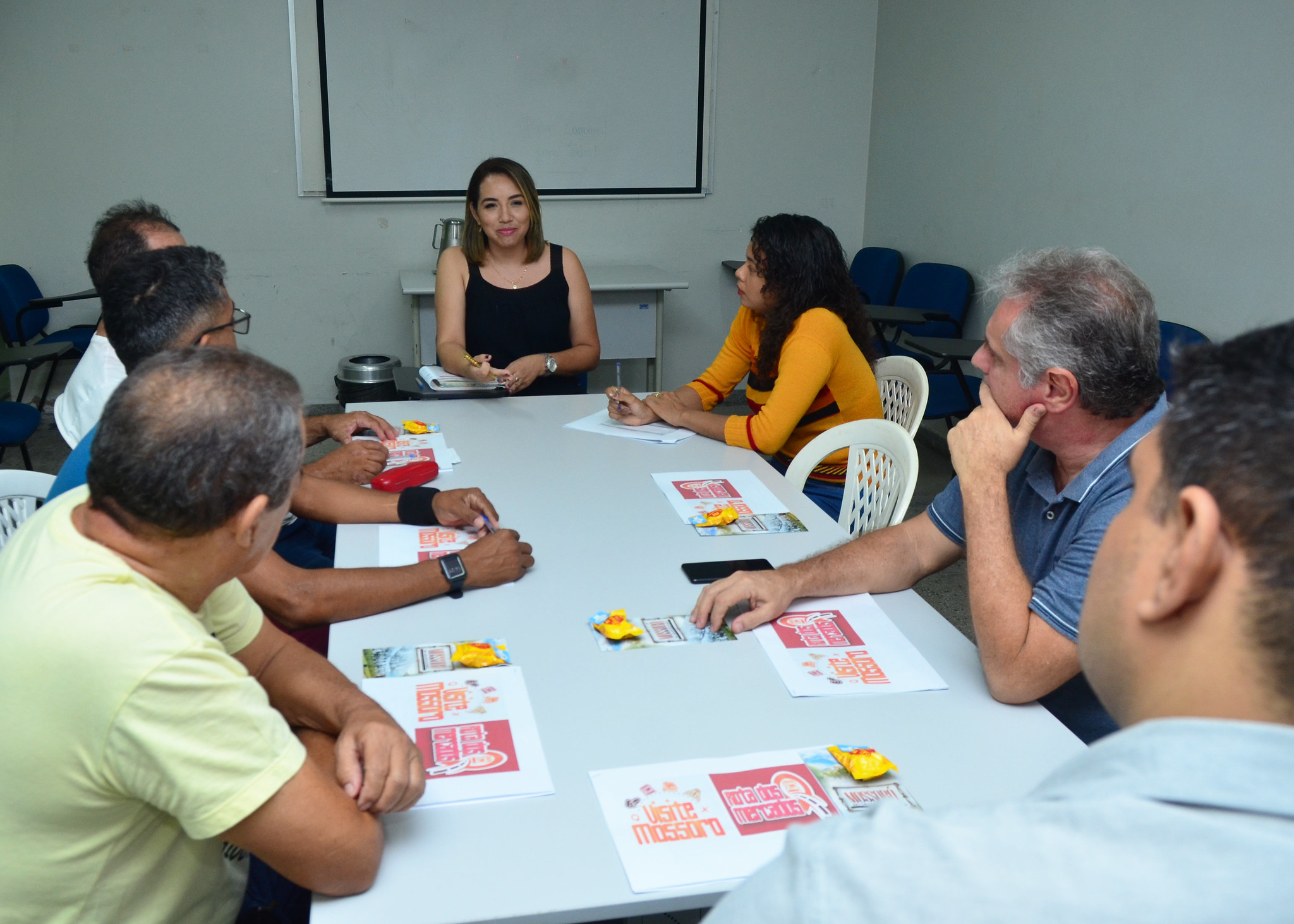 Gerência de Turismo realiza reunião com representantes dos mercados do município