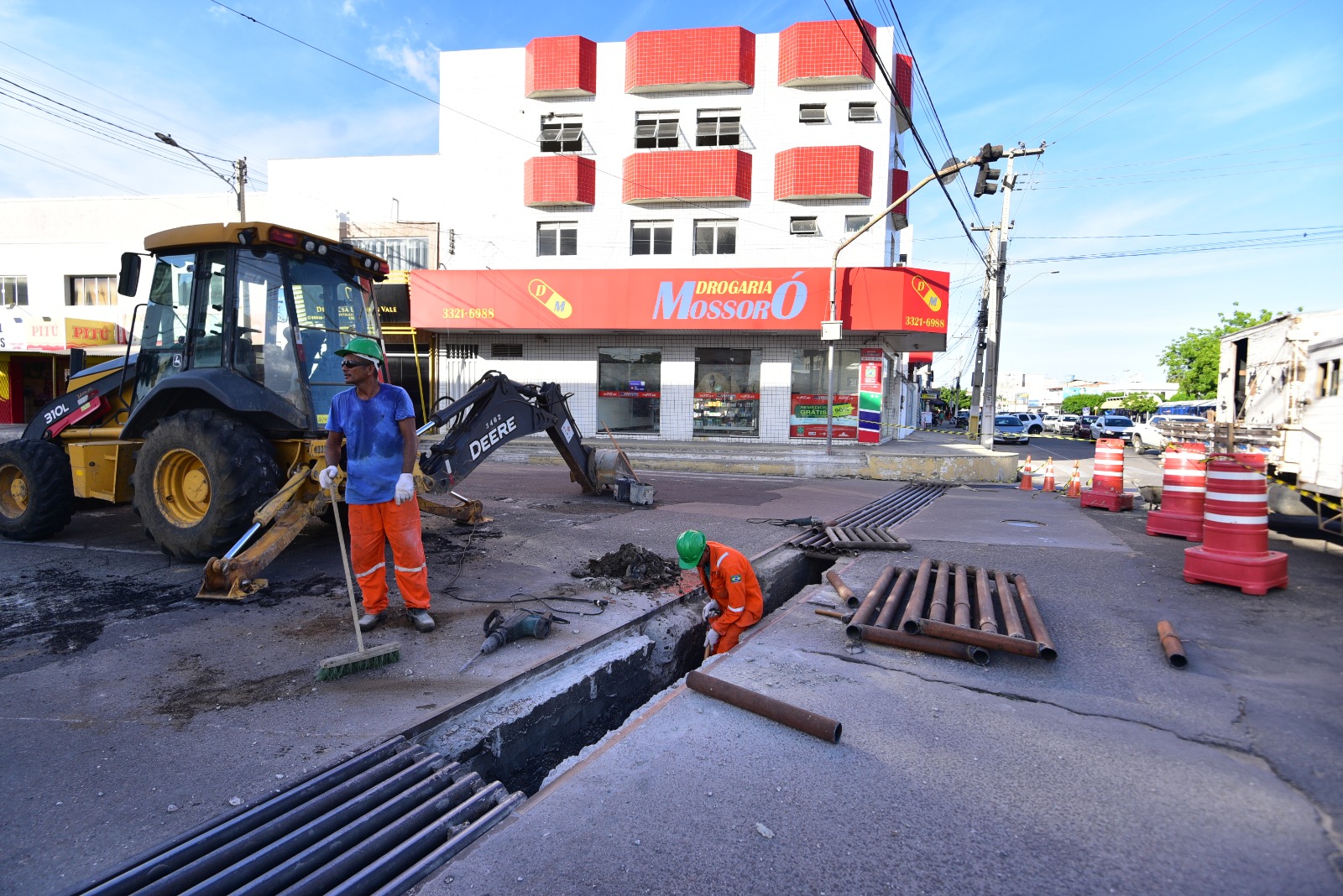 Prefeitura realiza serviço de limpeza e manutenção de canal na região da Cobal