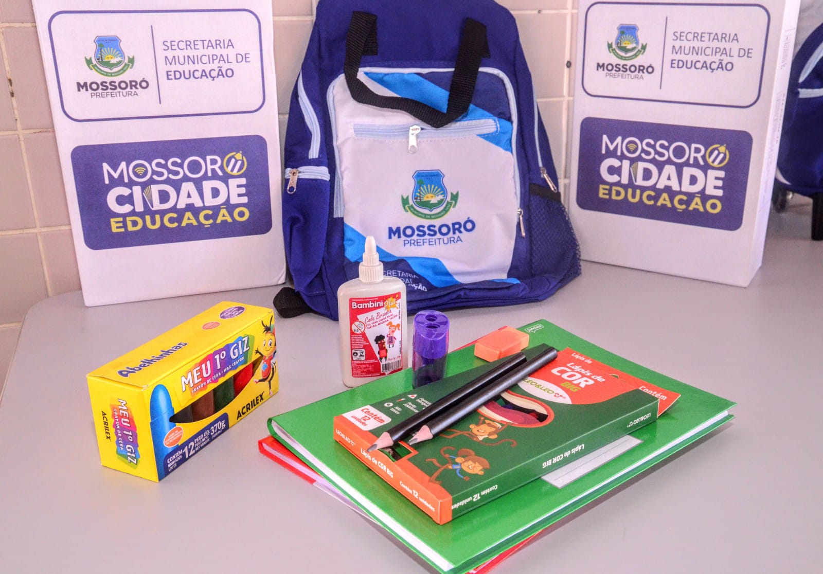 Prefeitura entrega kit de material escolar para alunos da UEI Eva Maria