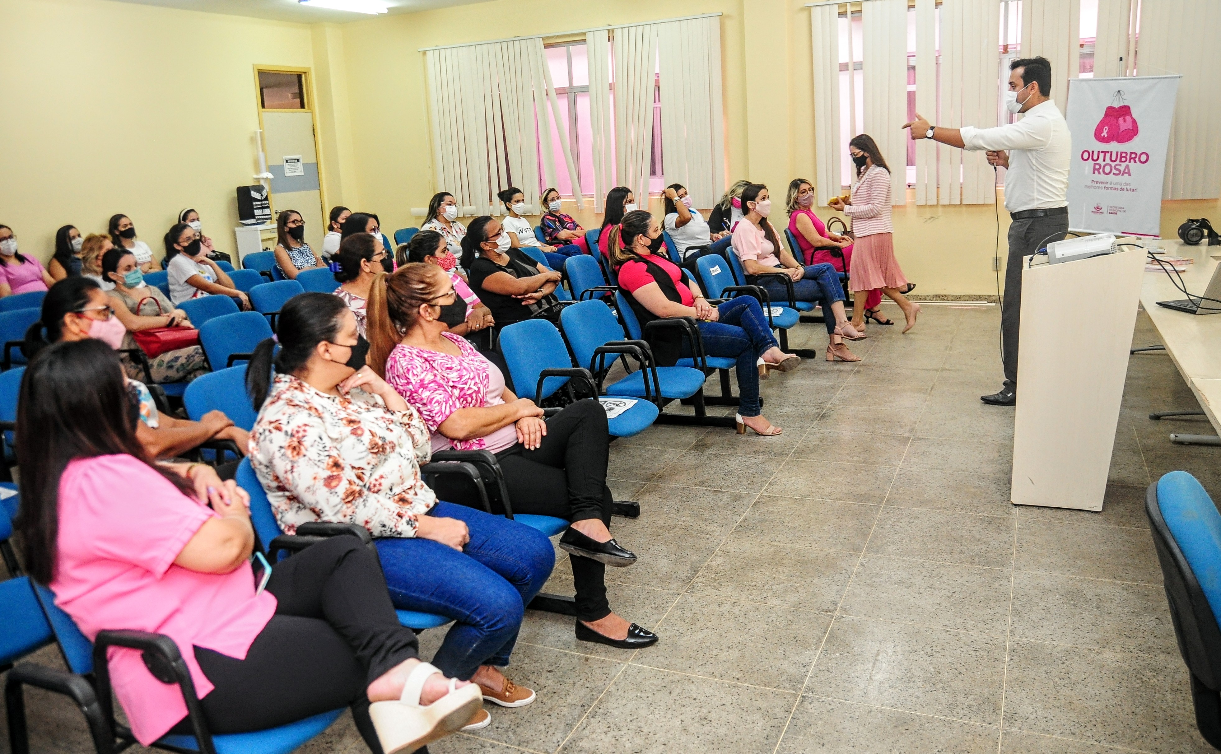 Mulheres da Assistência Social participam de evento de combate ao câncer de mama