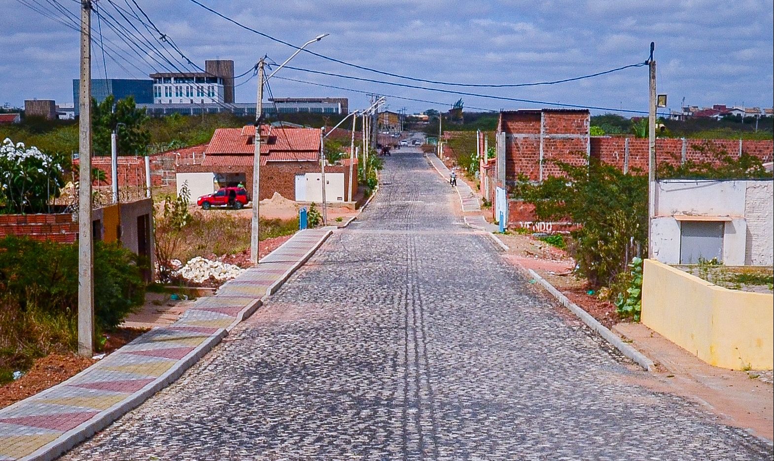 Prefeitura de Mossoró entrega rua Francisca Maria de Morais totalmente pavimentada neste sábado