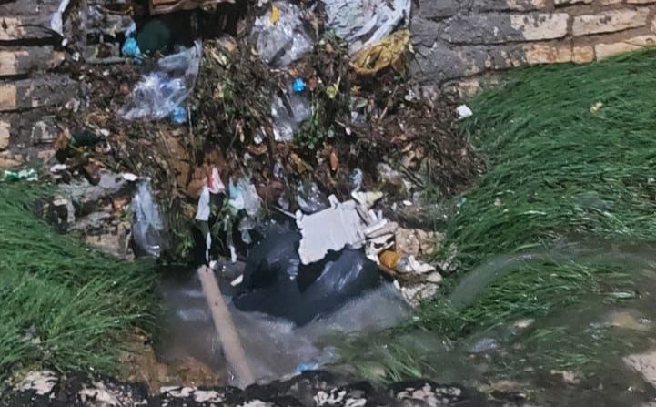 Bueiros e bocas de lobo entupidos com lixo contribuem para alagamentos das ruas de Mossoró