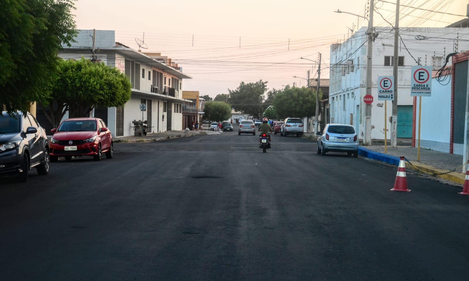 Programa “Mossoró Realiza” leva asfalto à rua Professor Manoel João