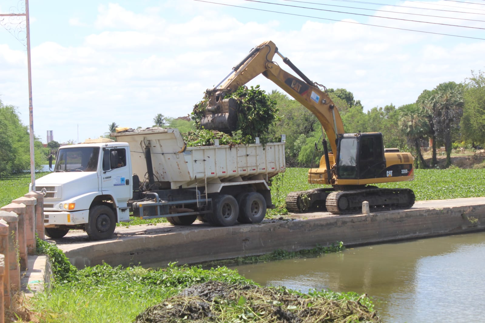 Prefeitura dá continuidade a limpeza das margens do rio Mossoró