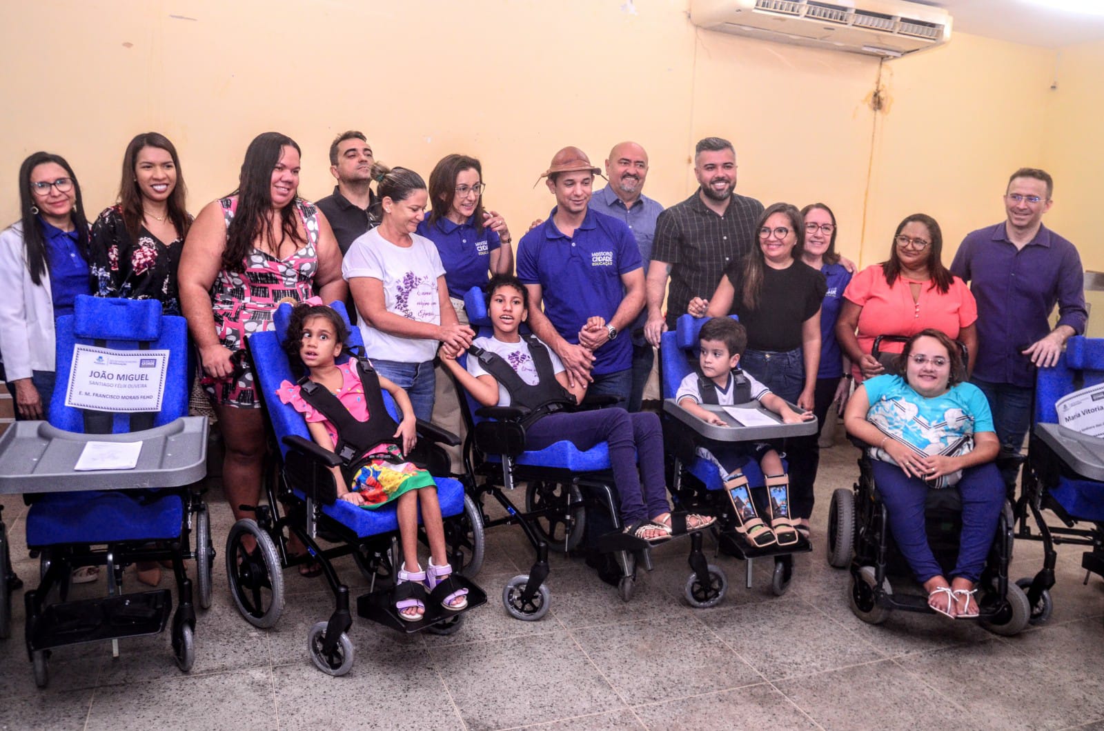 Prefeitura entrega cadeiras acessíveis a estudantes da Rede Municipal de Ensino