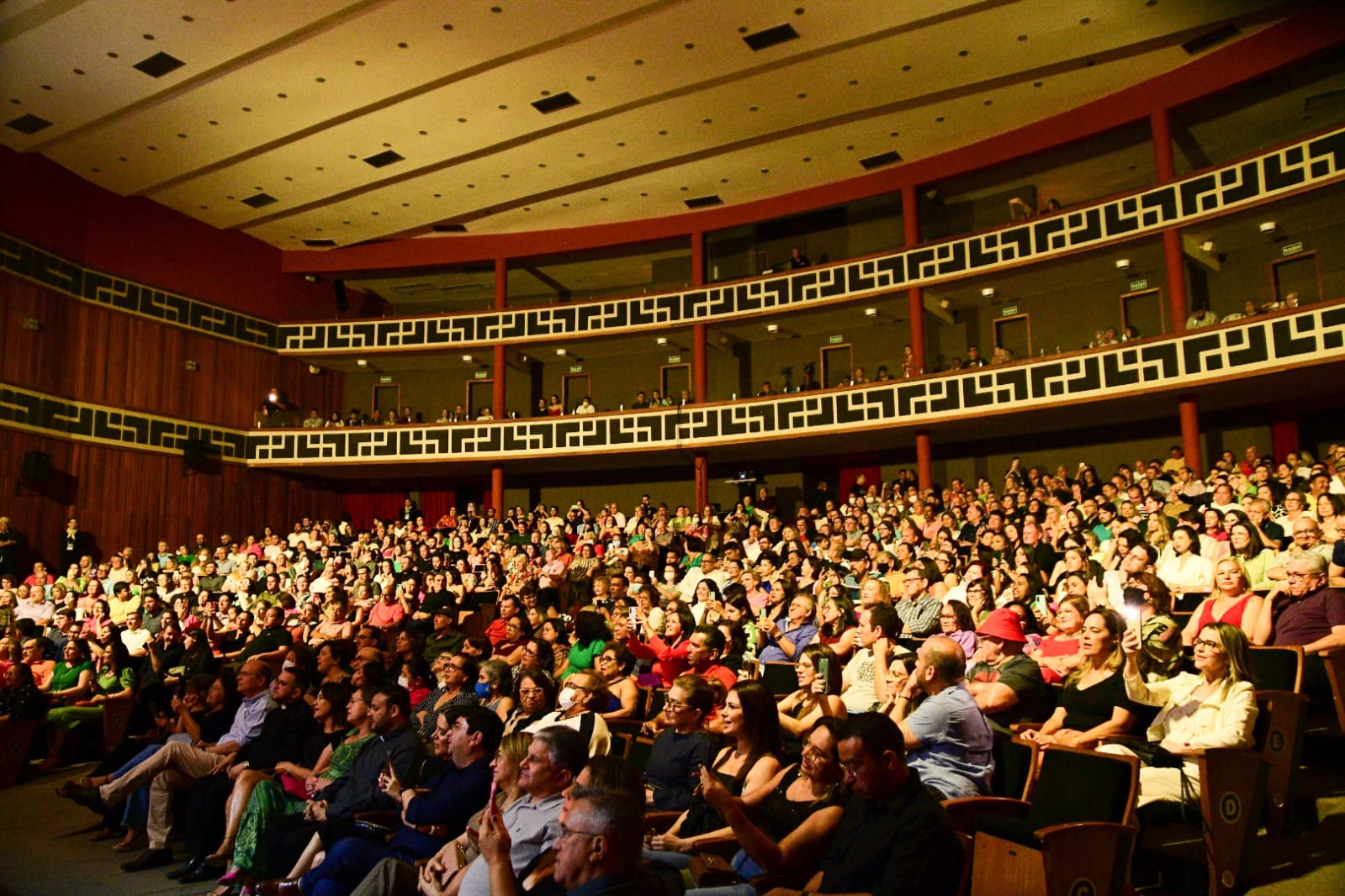 Teatro Dix-huit Rosado recebe grande público em primeiro show após reforma