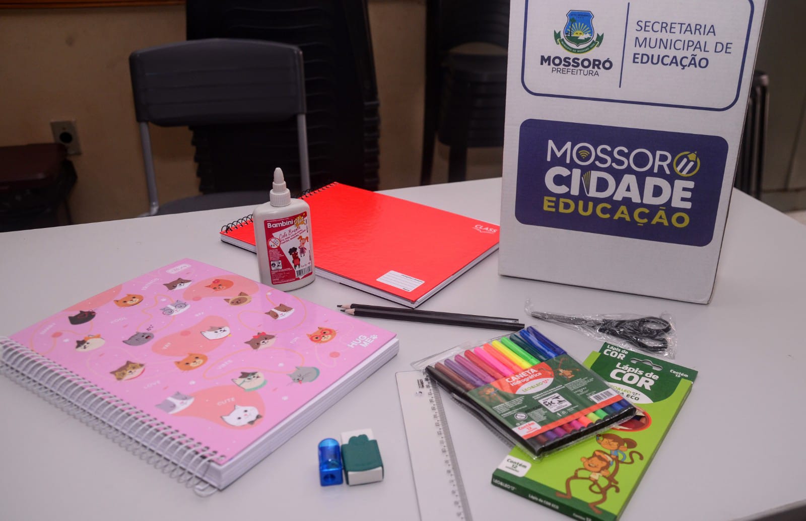Prefeitura de Mossoró continua entrega de kits escolares em unidades de ensino da Rede