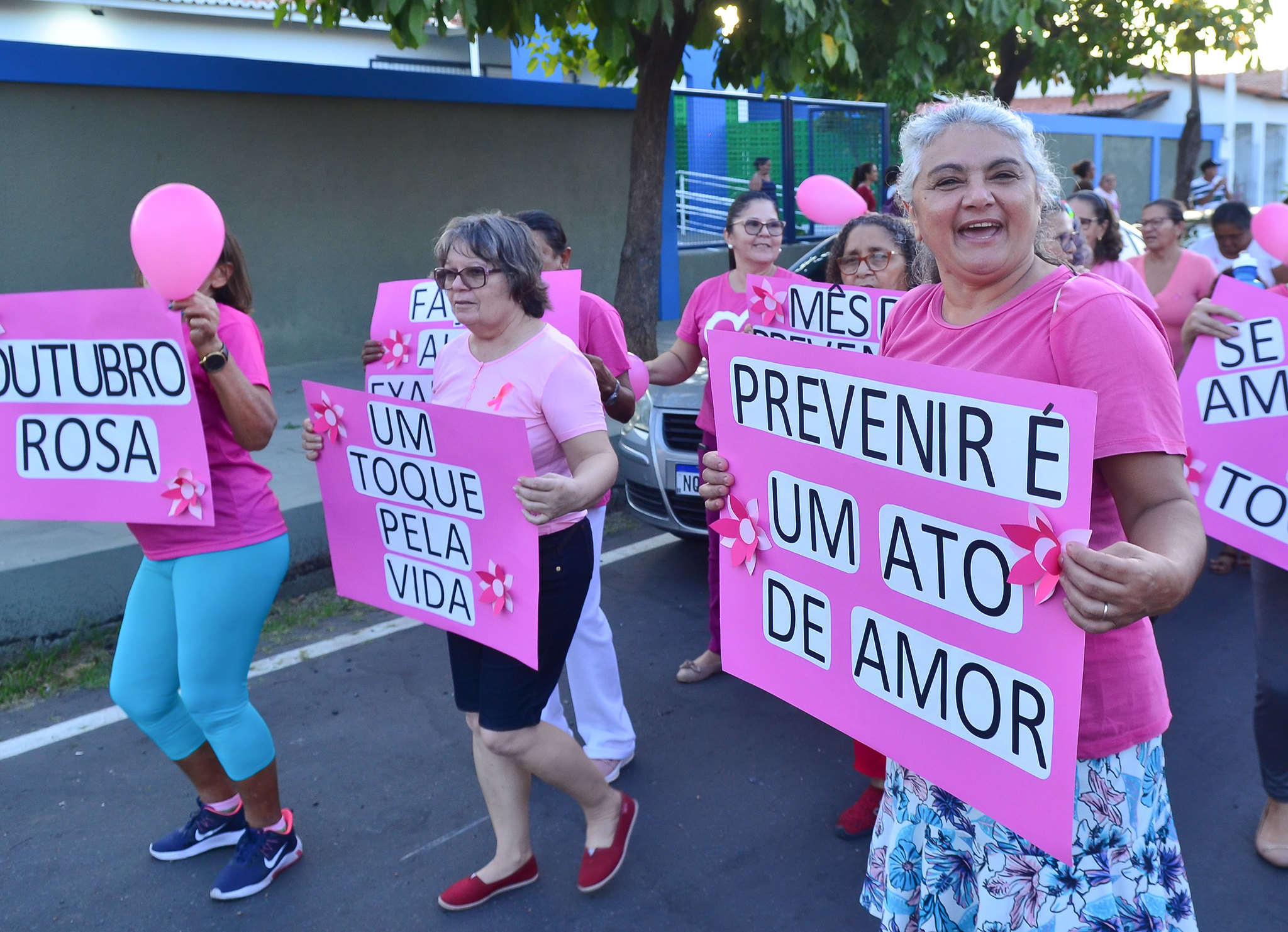 CRAS do Alto de São Manoel realiza caminhada alusiva à campanha "Outubro Rosa"