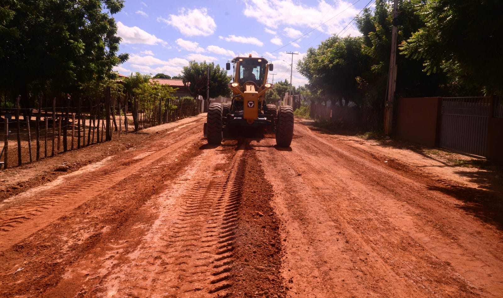 Prefeitura de Mossoró conclui serviço de terraplenagem em comunidades rurais