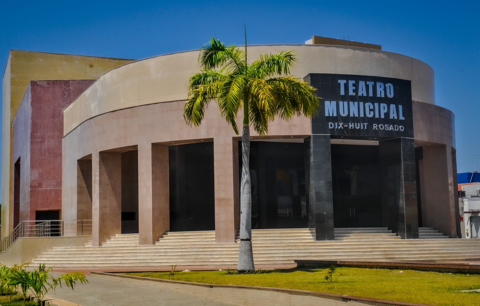 Teatro Municipal será reinaugurado com programação cultural nesta segunda-feira