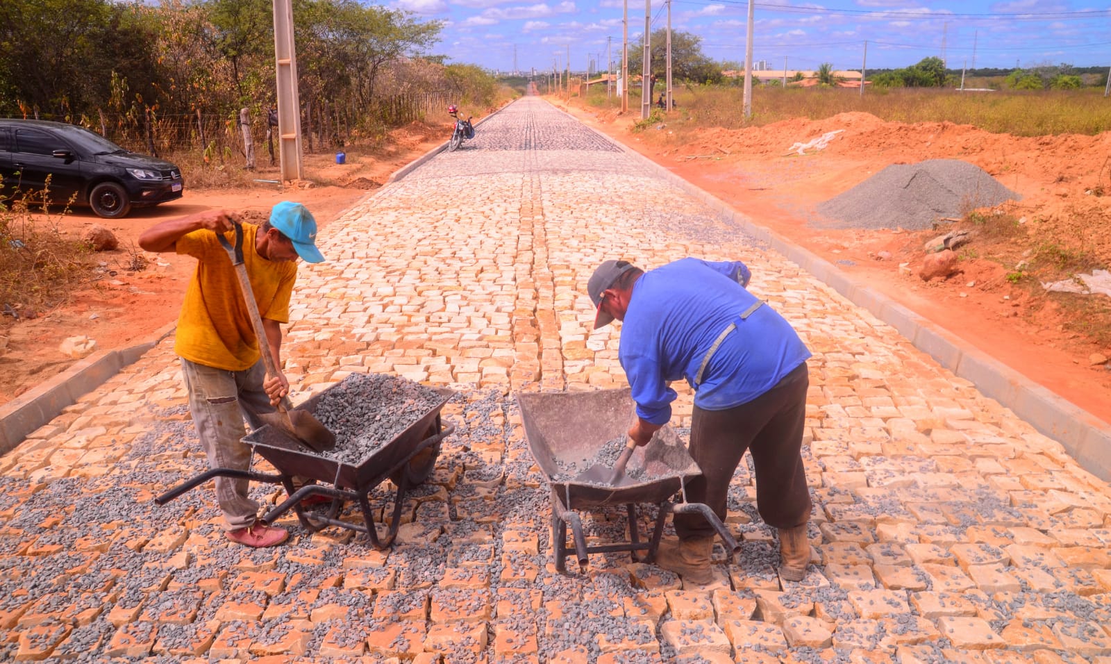 “Mais Calçamento”: Prefeitura avança com obra de pavimentação da estrada de Alagoinha