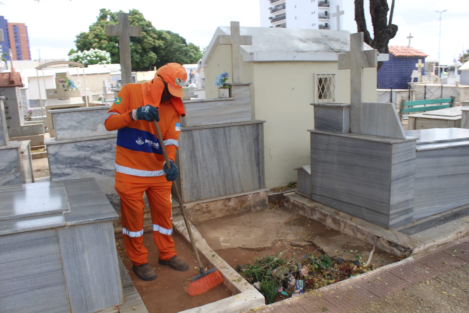 Prefeitura de Mossoró reforça limpeza nos cemitérios públicos para o Dia de Finados