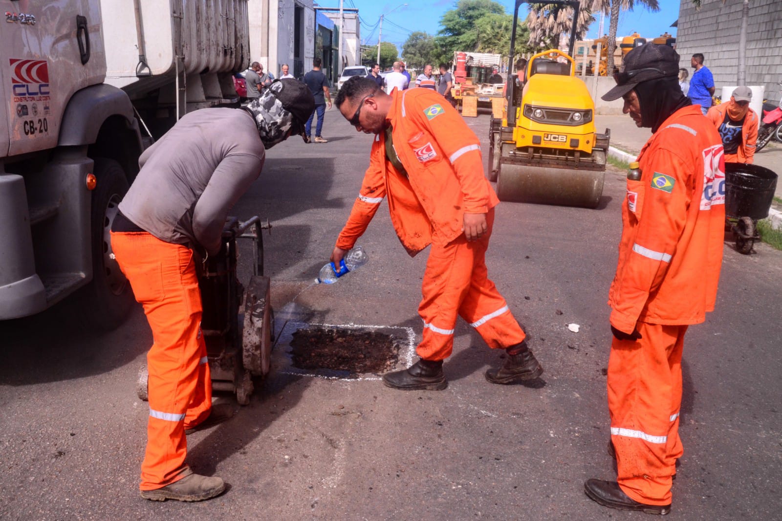 Prefeitura de Mossoró inicia recuperação da malha asfáltica com a “operação tapa-buracos”
