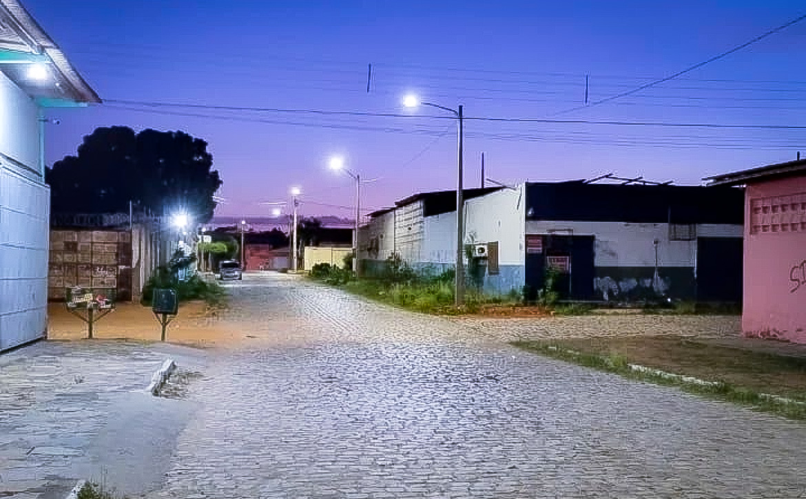 Moradores da rua Freirinho são beneficiados com iluminação em LED