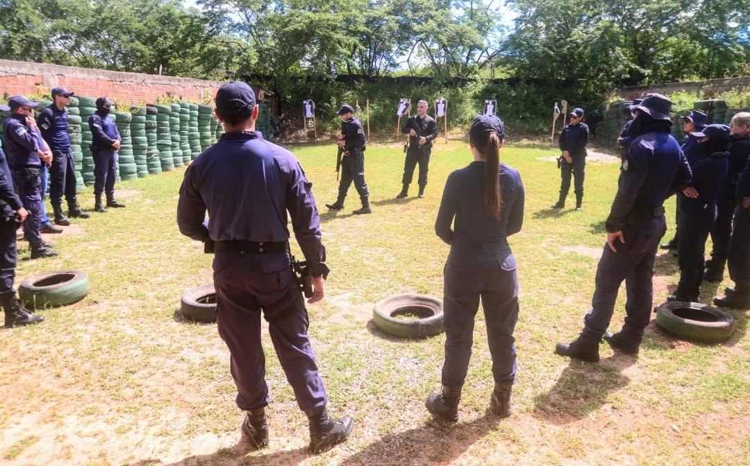Guardas municipais participam de treinamento para manuseio e uso de arma longa