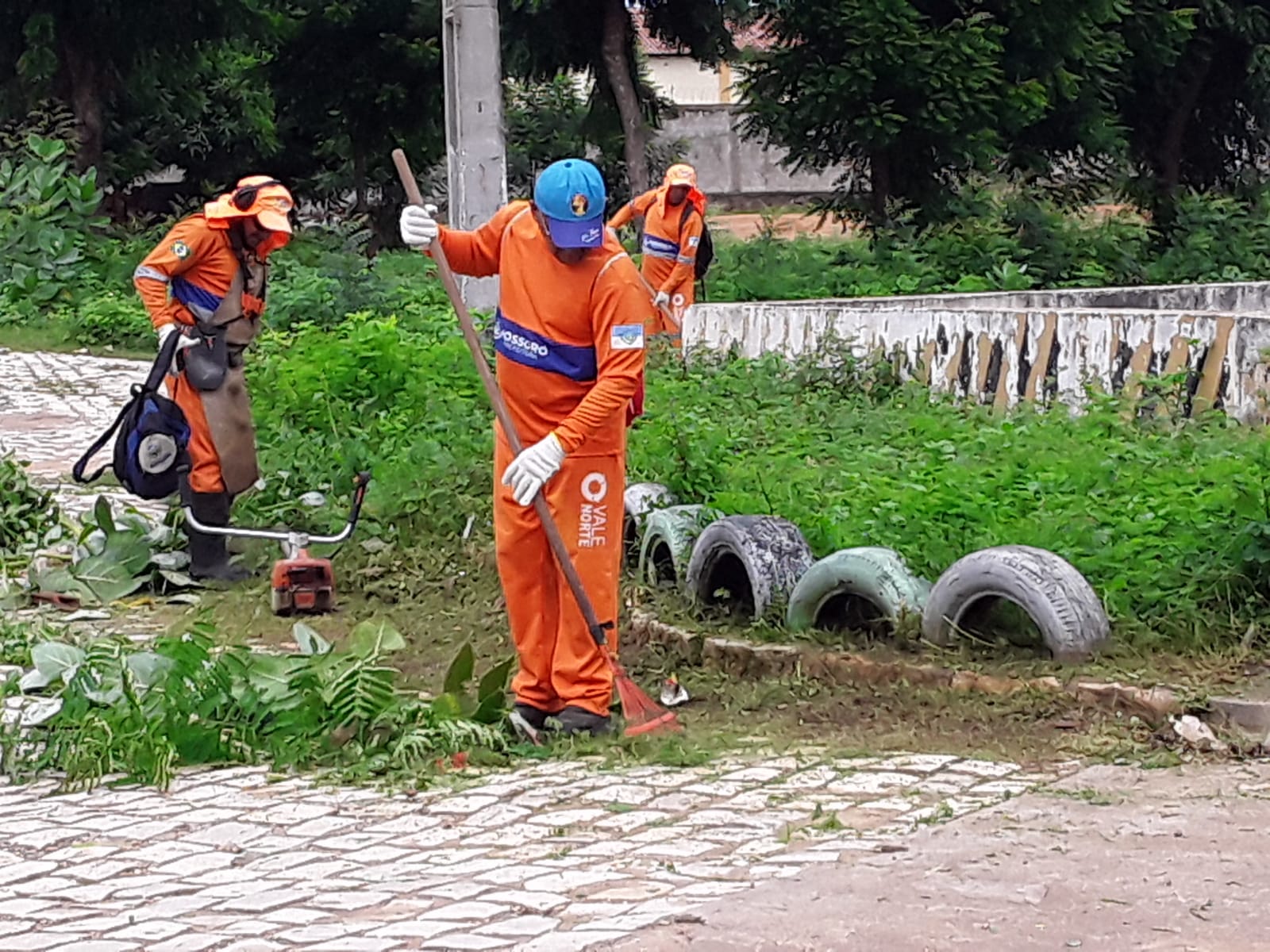 Prefeitura segue com serviço de limpeza pública e alcança Canal do Promorar nesta terça
