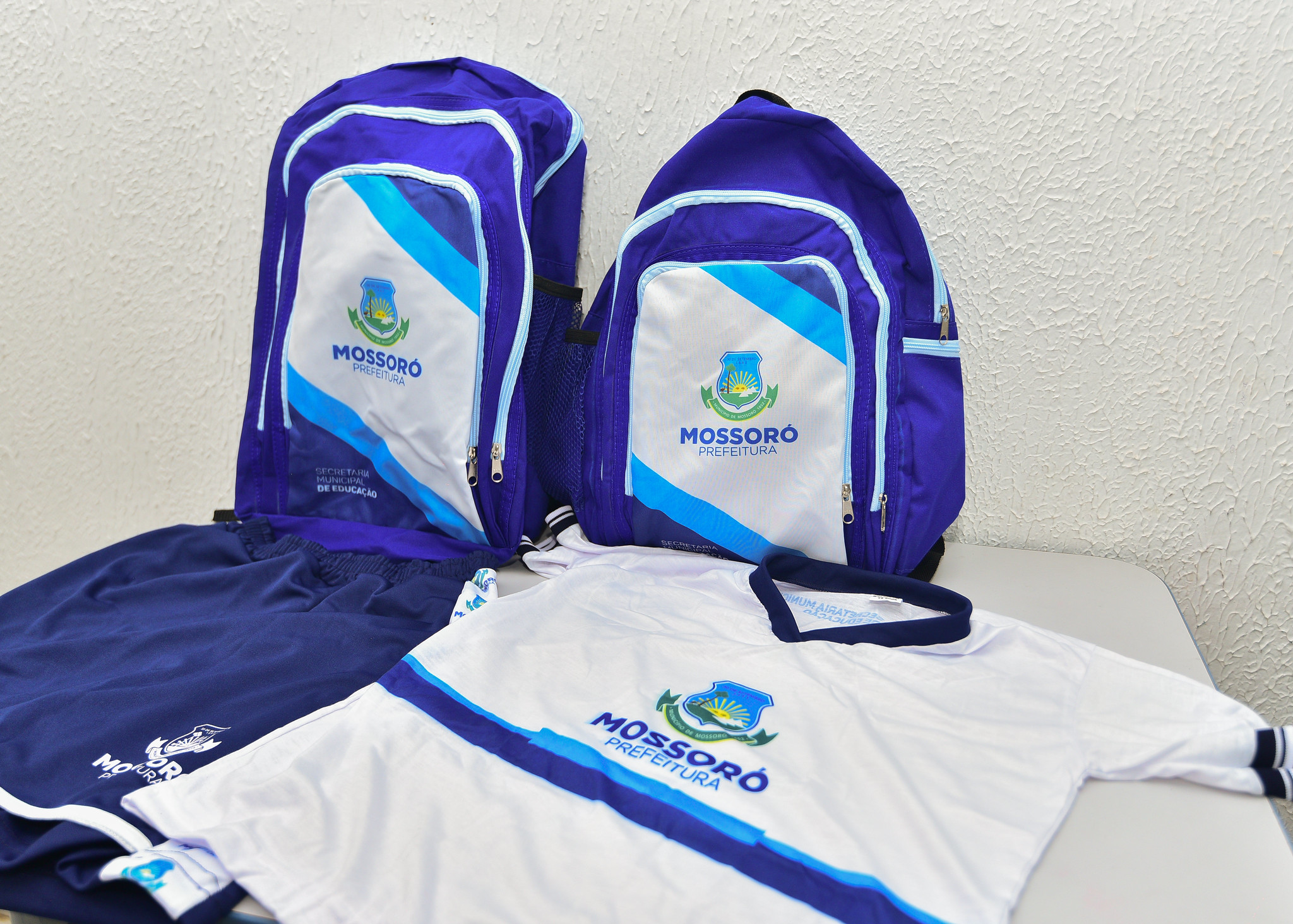 Prefeitura Municipal inicia distribuição de fardamento e mochila para todos os alunos