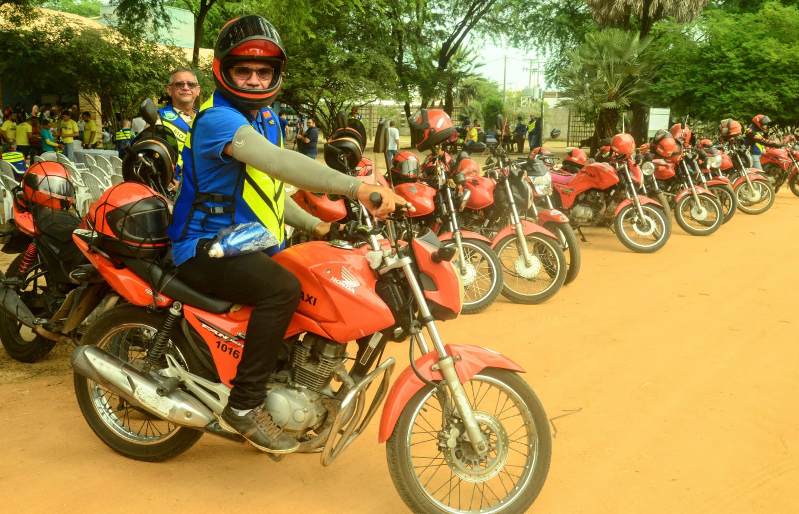 Prefeitura de Mossoró realiza entrega de coletes a mototaxistas