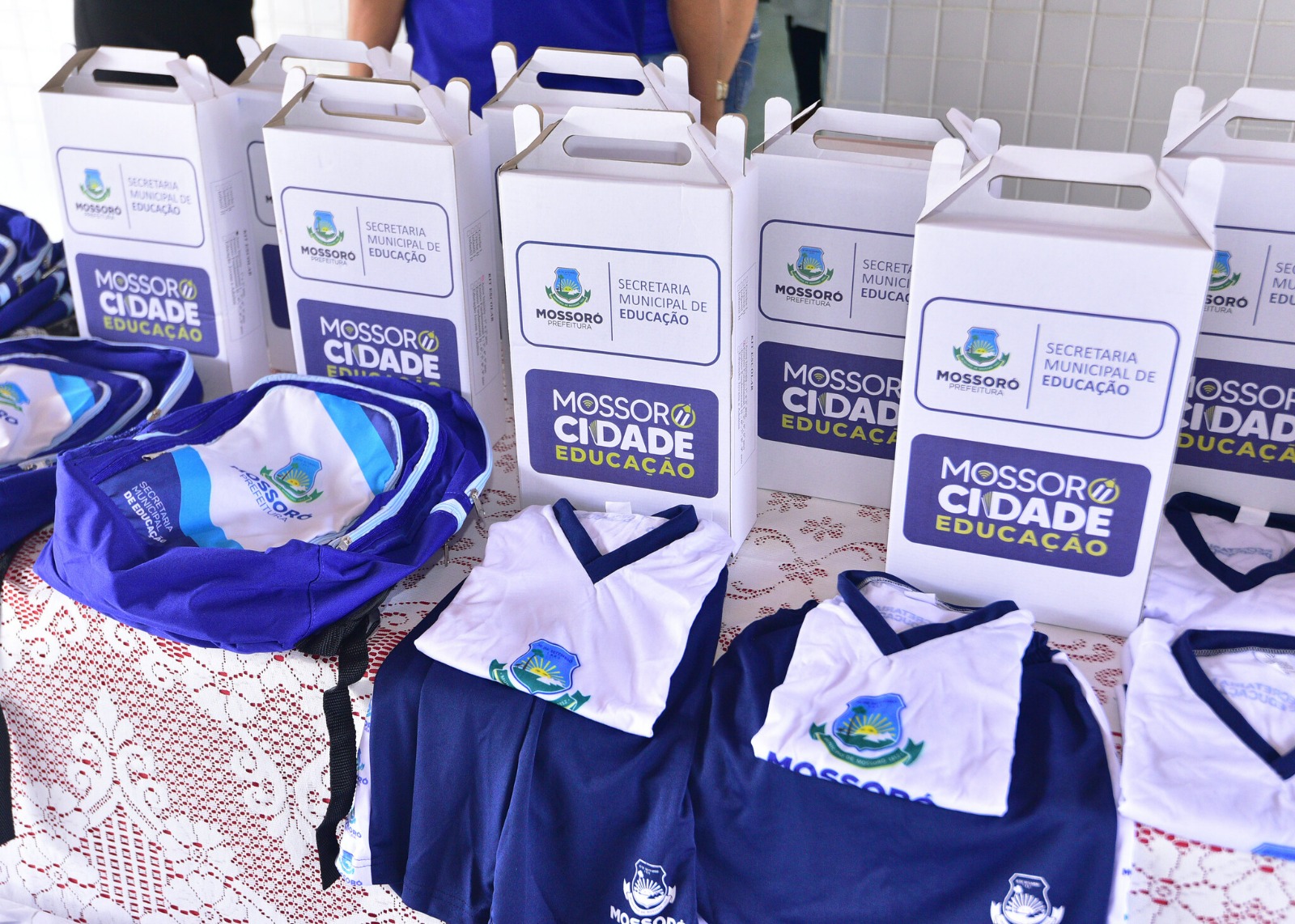 Prefeitura de Mossoró dá sequência à distribuição de kits escolares a alunos da Rede Municipal