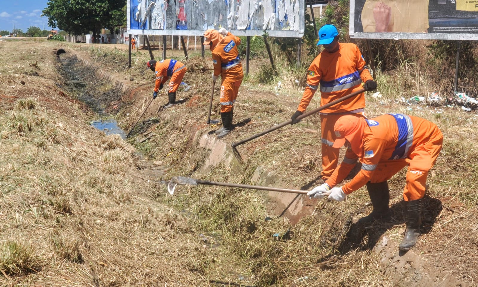 Prefeitura de Mossoró reforça limpeza de córregos e canais em diversos bairros