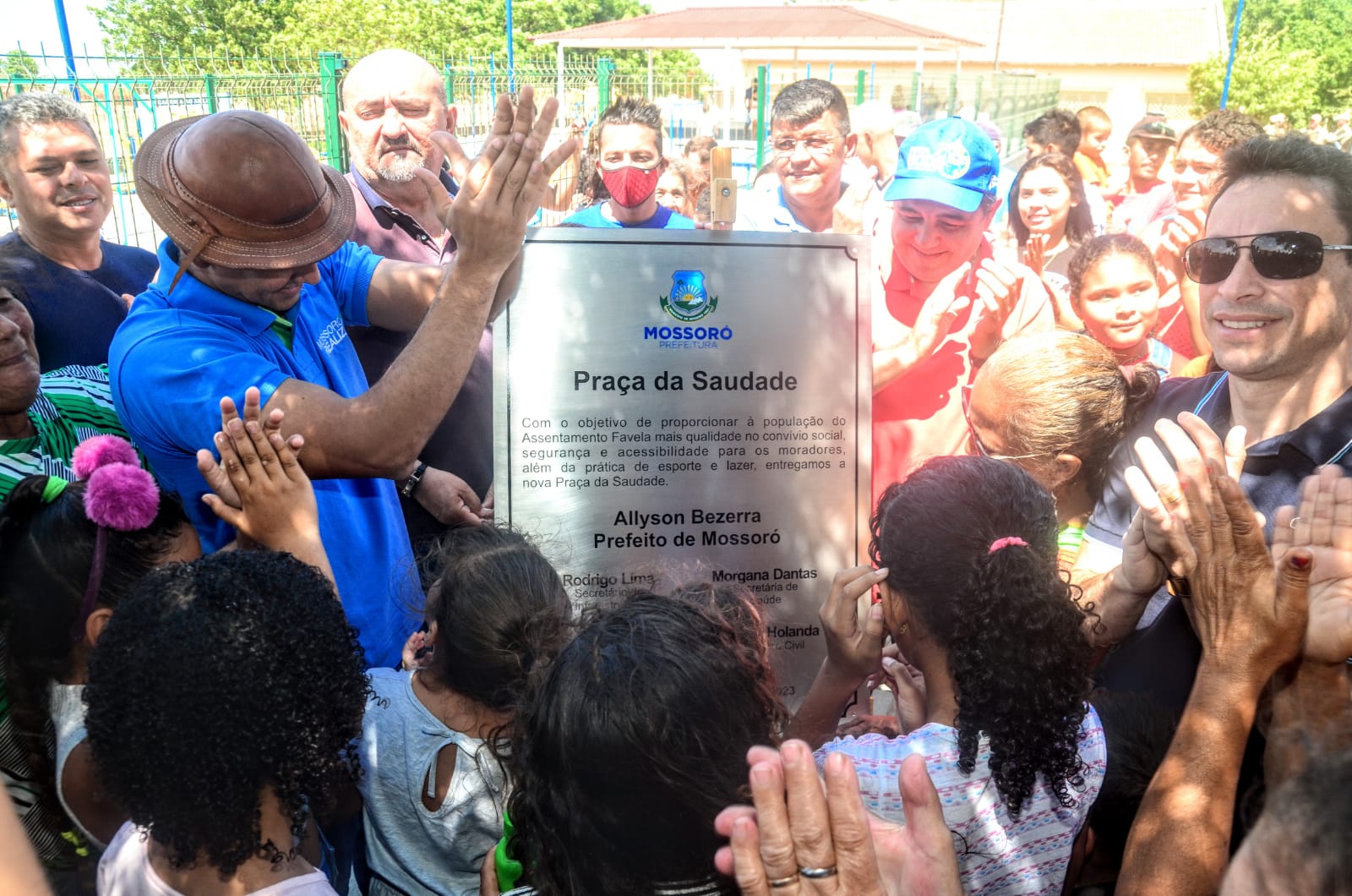 Moradores do Assentamento Favela comemoram a entrega da Praça da Saudade