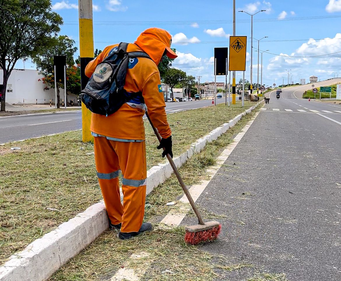 Prefeitura intensifica limpeza de ruas e avenidas de Mossoró