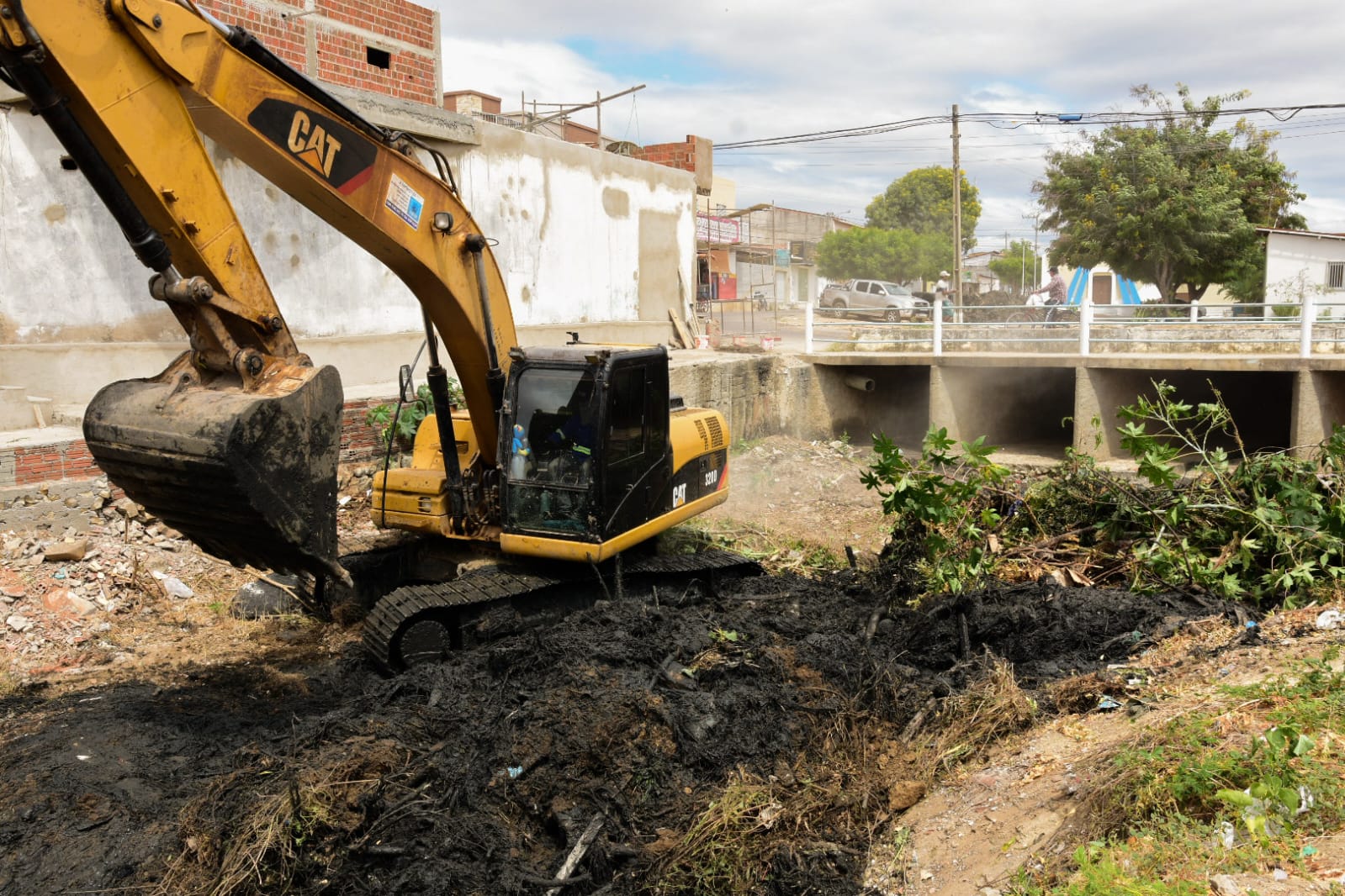 Prefeitura de Mossoró executa limpeza no Canal do Redenção