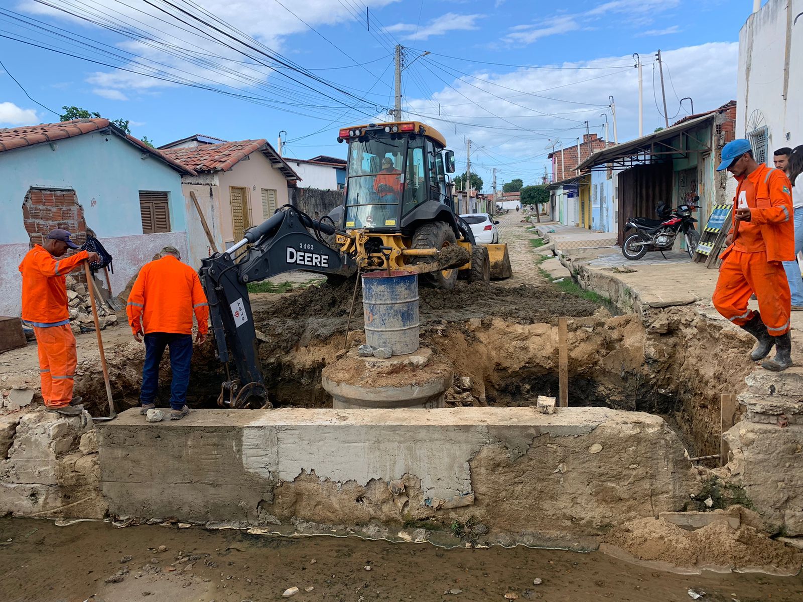 Prefeitura avança em serviço de restauração em canal de drenagem no bairro Santo Antônio