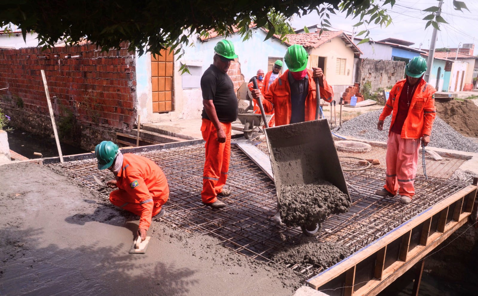 Moradores acompanham o progresso de obra que visa a recuperação da passagem no Canal do Doce