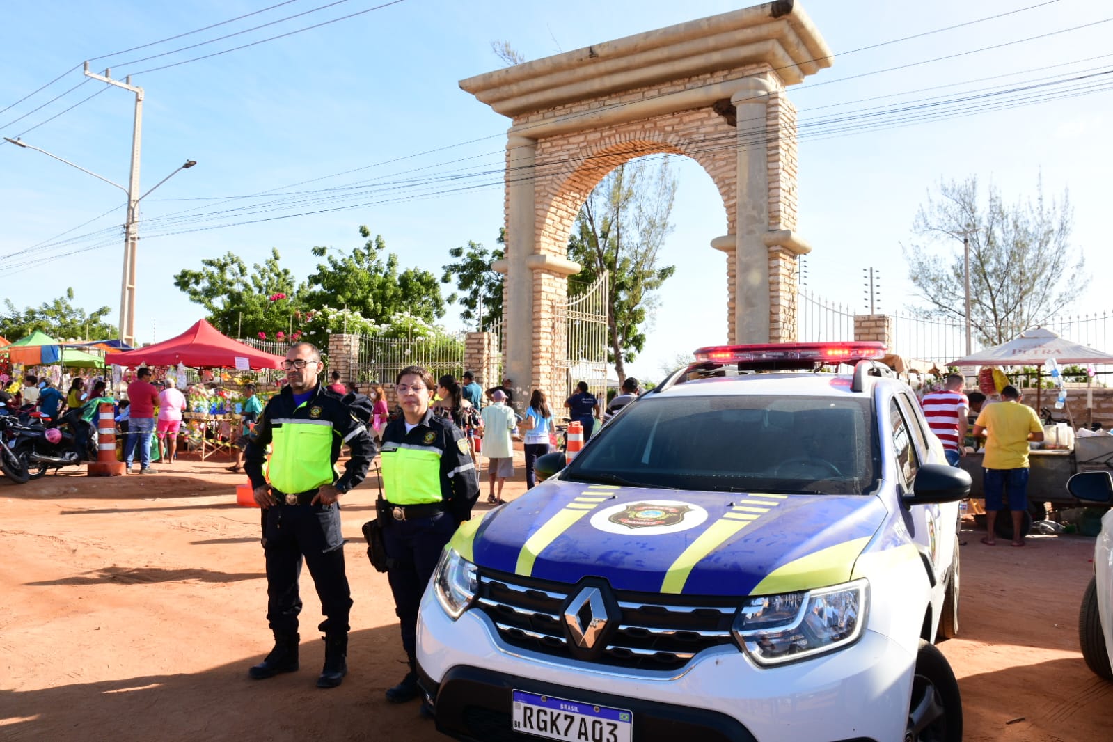 Dia de Finados: Guarda Civil e agentes de trânsito garantem visitação tranquila aos cemitérios do município