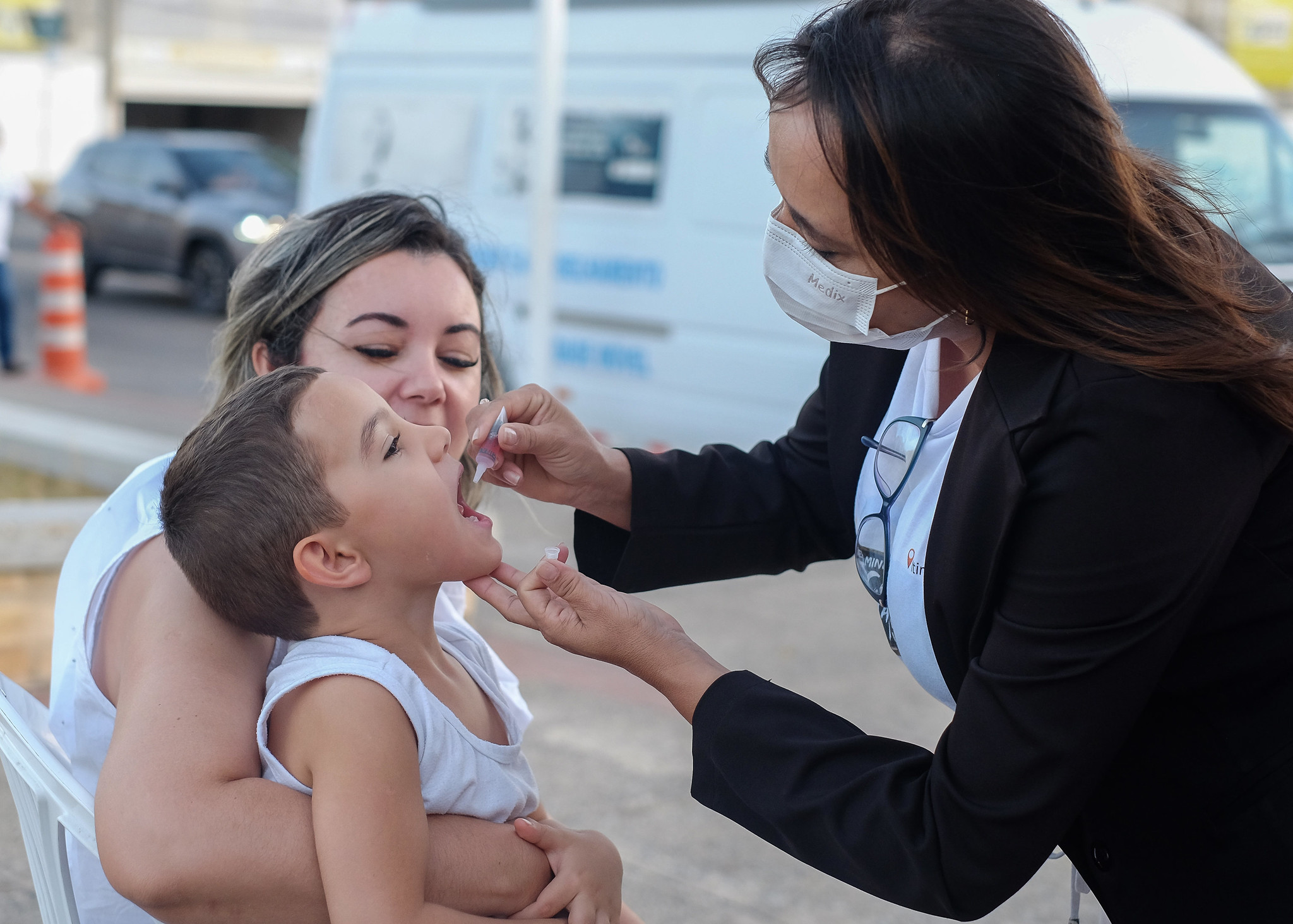 Crianças são vacinadas contra a pólio em ponto extra instalado na Praça de Eventos