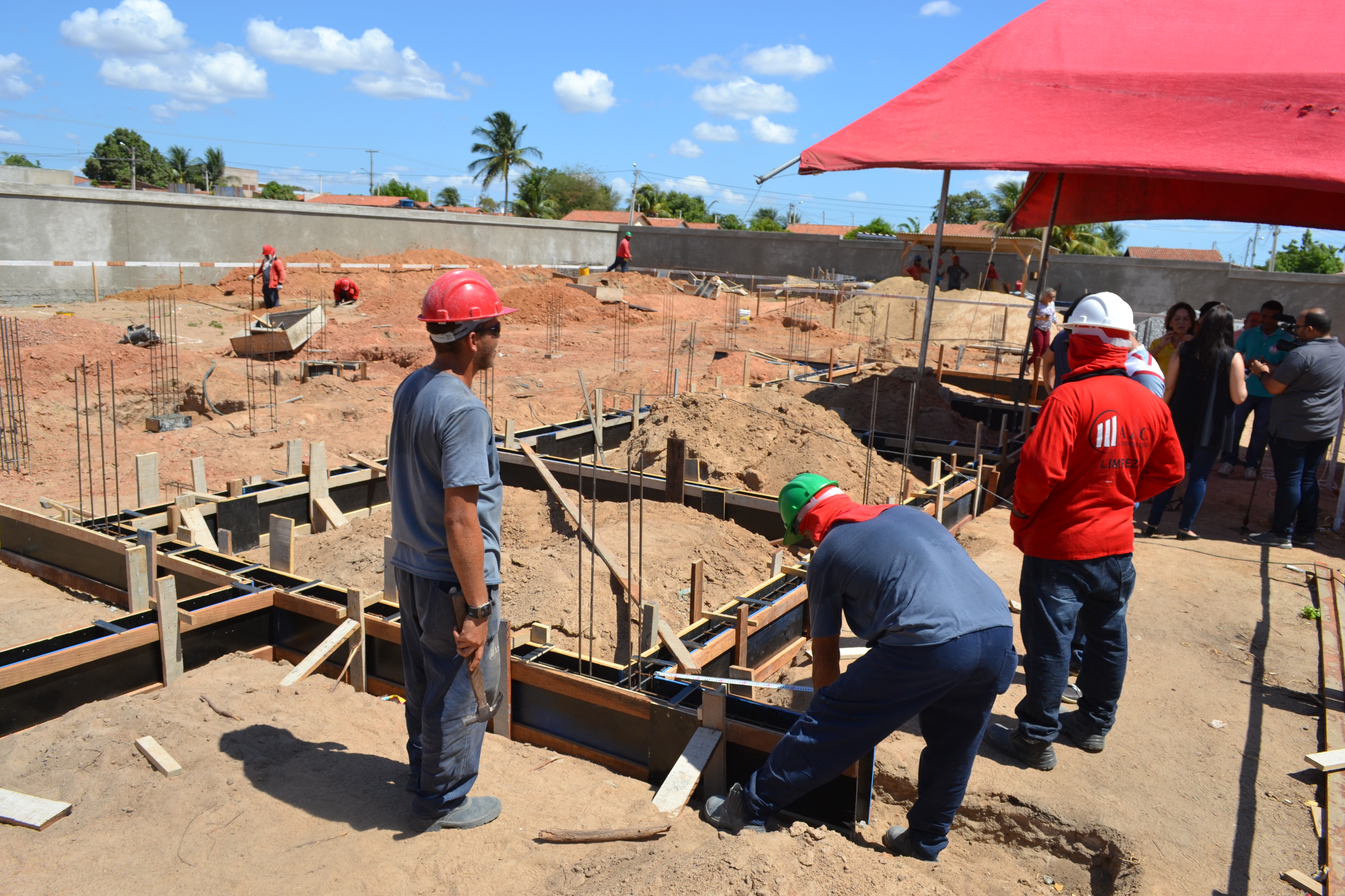 Prefeita Rosalba inspeciona construção da UBS do Conjunto Jardim das Palmeiras